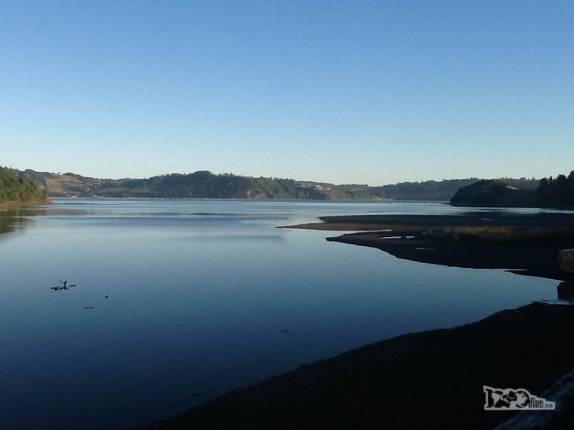 A maré vem lentamente retomando a baía enquanto jantamos em um delicioso restaurante de Castro, a capital da ILha de Chiloé, no sul do Chile